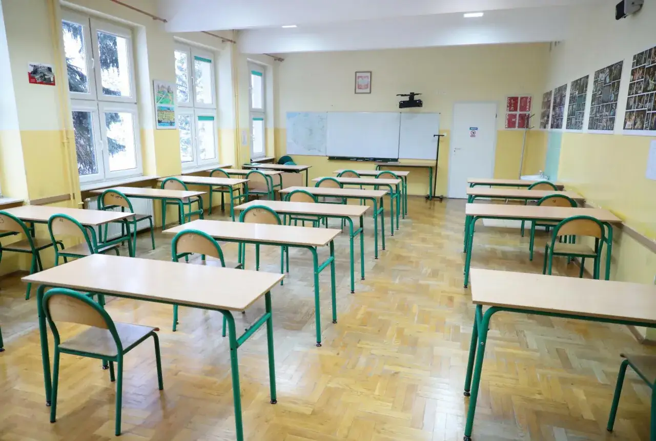 Pusta klasa szkolna, ławki i krzesła czekają na uczniów. Może dziś ktoś zrobi wagary i pójdzie na wagary?