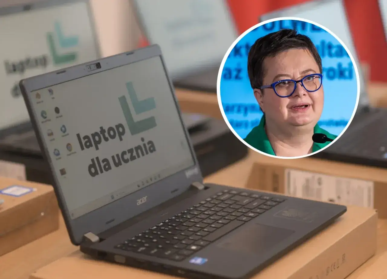 Kobieta w okularach mówi o tym, czy uczniowie dostaną laptopy. Na ekranie laptopa widnieje napis