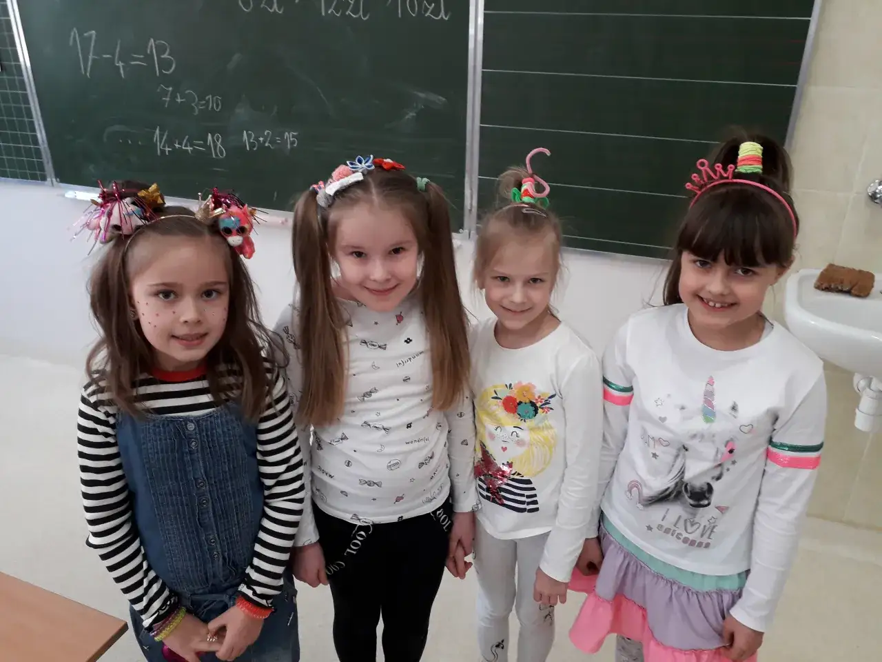 Uczniowie z różnymi fryzurami i makijażem w szkole