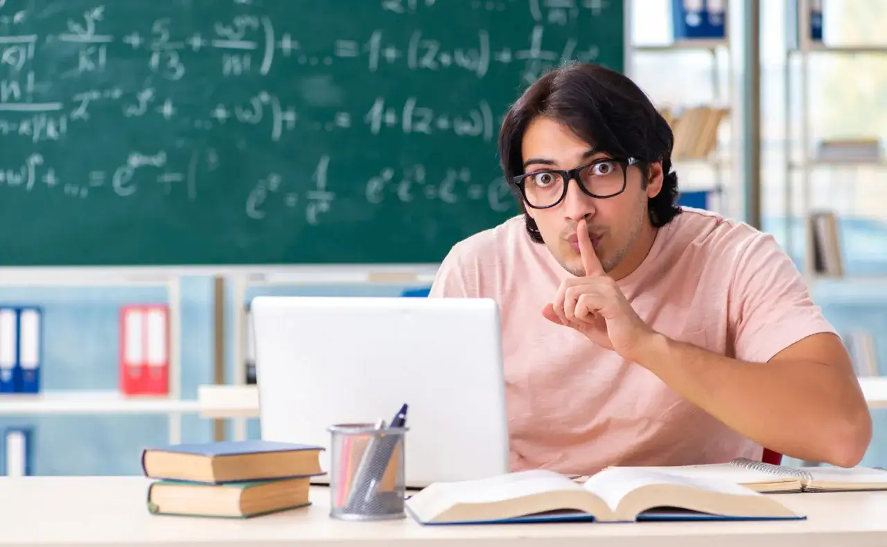 uczeń zdający egzamin online kamera mikrofon