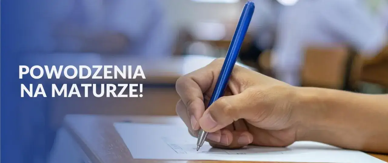 Dłoń pisze długopisem na arkuszu egzaminacyjnym. Napis