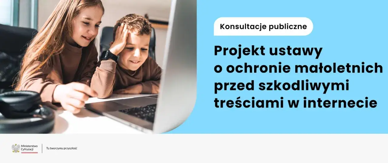 Dzieci patrzą na ekran, ucząc się o zagrożeniach w sieci, by chronić się przed cyberprzemocą. Projekt ustawy o ochronie małoletnich.