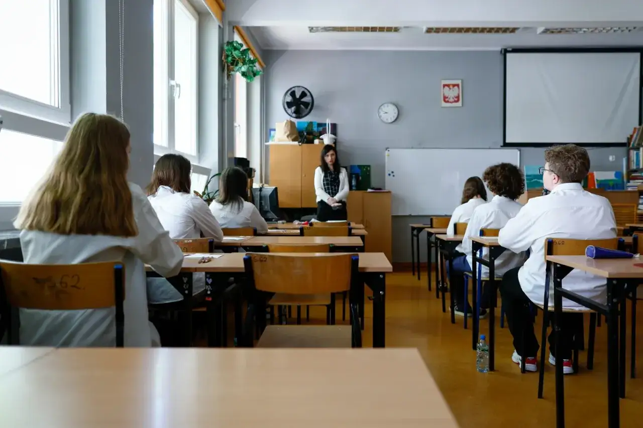 Uczeń piszący egzamin przy biurku
