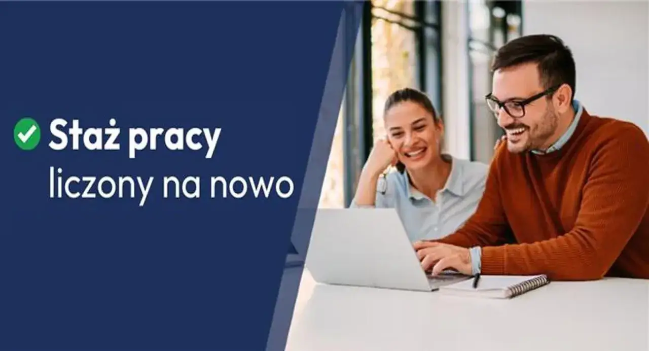 Para dowiedziała się, czy działalność gospodarcza wlicza się do stażu pracy. Uśmiechnięci pracownicy analizują dane na laptopie.