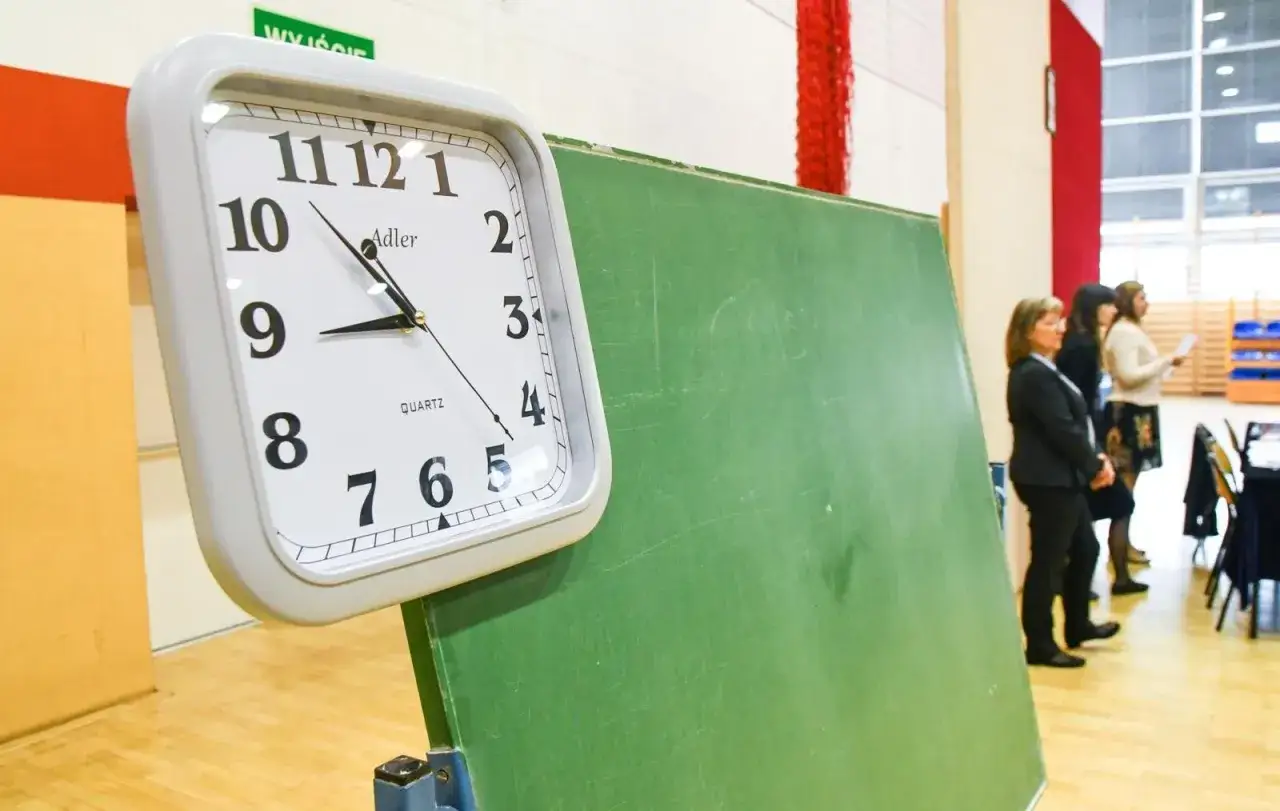 Zegar pokazuje 8:55. Za chwilę zaczyna się matura.