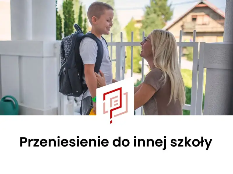 Chłopiec z plecakiem i uśmiechnięta kobieta, być może mama, przygotowują się do nowego etapu. To może być przeniesienie do innej szkoły, pełne nadziei.
